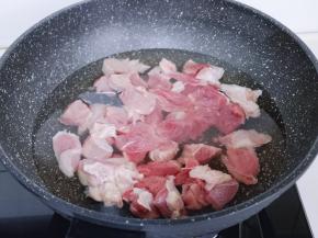 切好的牛肉焯水，冷水入锅，大火烧开，煮2分钟，捞出用温水反复冲洗，将牛肉粒上的杂质冲洗干净，放器具中备用。