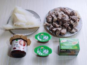 我选用的家乐浓汤宝，牛肉浓汤口味。配菜自己喜欢的都可以。