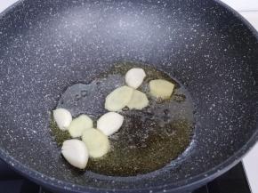 锅中倒食用油，加入提前切好的姜蒜炒香。
