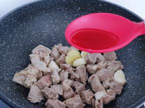 加入料酒。(适当多一些，可以去除肉腥味)