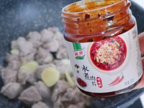 加入“家乐”水煮肉片酱。(量可以根据个人口味增减) 