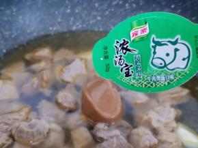 再加入“家乐”浓汤宝，牛肉浓汤口味。