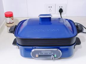 盖上盖子大火烧开，转低火慢炖，将牛肉炖烂！约炖了1小时。(炖牛肉的时间自己掌握)