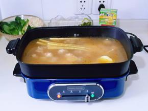 牛肉炖烂后，下入自己喜欢的配菜煮熟即可享用。