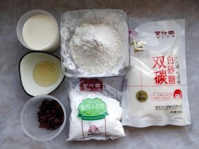 准备好各种食材，烤箱提前30分钟预热至200℃。