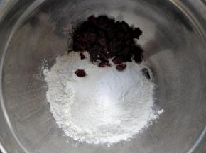 将面粉、蔓越莓干、小苏打、糖、盐、柠檬皮屑（可不放）倒入料理盆中，搅拌均匀。