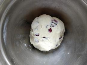 因为不同面粉吸水率不同，淡奶油不要一次全部倒入，拌匀到没有干粉，面粉能成团的状态，剩余的淡奶油就不用添加了。