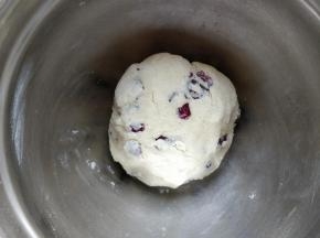 因为不同面粉吸水率不同，淡奶油不要一次全部倒入，拌匀到没有干粉，面粉能成团的状态，剩余的淡奶油就不用添加了。