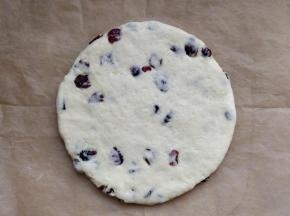 将面团揉匀，擀成15cm直径的圆饼，用保鲜膜盖好，入冰箱冷藏10分钟。