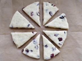 用刀把圆饼切成均匀的8份，切法类似于分割奶油蛋糕。