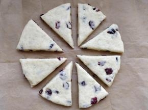 用刀把圆饼切成均匀的8份，切法类似于分割奶油蛋糕。