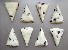 把切好的三角块留出恰当间距，摆在烤盘中。烤盘要选不粘涂层的，像我用的学厨无边烤盘就不会粘连，很容易脱模。