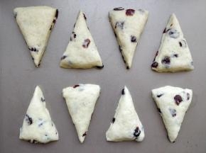 把切好的三角块留出恰当间距，摆在烤盘中。烤盘要选不粘涂层的，像我用的学厨无边烤盘就不会粘连，很容易脱模。