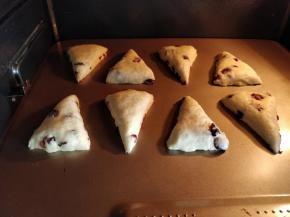 将烤盘放入烤箱中层，上下火同时加热，200度烤8分钟左右，将烤盘调整方向再烤7—12分钟左右。具体时间和温度要根据不同烤箱的实际炉温，酌情增加。