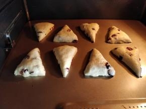 将烤盘放入烤箱中层，上下火同时加热，200度烤8分钟左右，将烤盘调整方向再烤7—12分钟左右。具体时间和温度要根据不同烤箱的实际炉温，酌情增加。