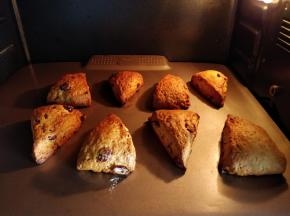 到表面呈现浅金色即可。这时如果用探针温度计插入司康中间，内部温度应为96—100度之间。