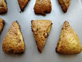 将司康用金属铲刀转移到麻布或帆布上，表面轻轻盖一下，晾凉到室温就可以了。