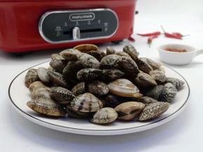 买来的花蛤首先要用清水泡段时间、让花蛤们吐吐沙子（水里放些盐加食用油）