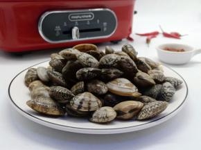 买来的花蛤首先要用清水泡段时间、让花蛤们吐吐沙子（水里放些盐加食用油）