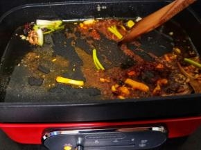 把辣椒、花椒等煸炒出香味（不要太过火辣椒糊了会发苦）