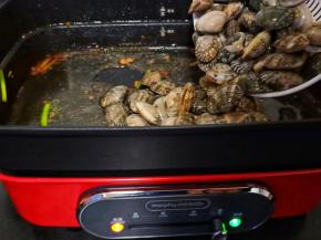 开大火倒入花蛤、（一定要用猛火炒、这样炒出来的花蛤味道特别鲜美）