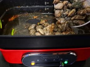 开大火倒入花蛤、（一定要用猛火炒、这样炒出来的花蛤味道特别鲜美）