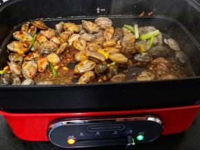 用铲子不停地翻炒至花蛤打开。