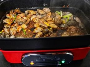 用铲子不停地翻炒至花蛤打开。