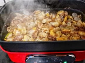 开大火翻炒均匀，直到每个花蛤张开。