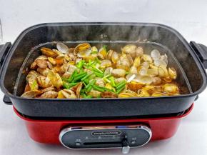 出锅前撒点葱段提香。