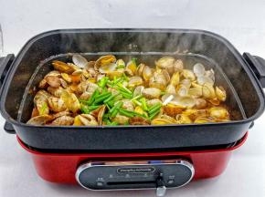 出锅前撒点葱段提香。