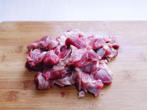 首先把牛肉清洗干净，切成小块。