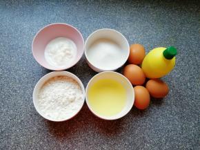 准备好食材，一一称好重量，免得做蛋糕的过程中手忙脚乱。