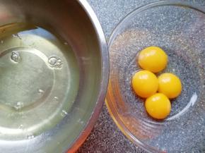 蛋清蛋黄分离。