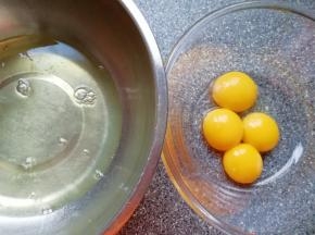 蛋清蛋黄分离。