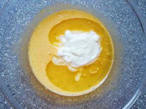 加入酸奶和玉米油继续搅打，直到蛋黄、酸奶和玉米油完全融合。