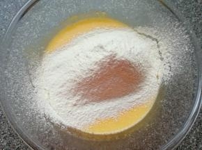 筛入低筋面粉，用手动打蛋器呈Z字形来回搅动，切记不要转圈搅拌，以免起筋。
