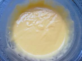 搅动至无干粉无颗粒，食材完全融合，放在一边备用。