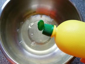 蛋清里面挤入几滴柠檬汁。