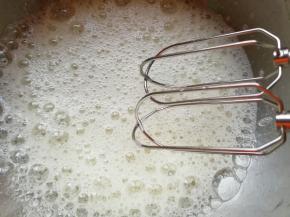 用电动打蛋器低速打发至粗泡状。