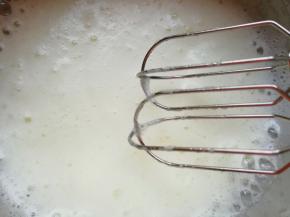 加入20g细砂糖，用电动打蛋器低速打发至泡沫细腻。