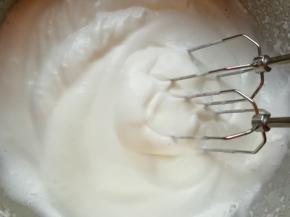 第二次加入20g的细砂糖，用电动打蛋器高速打发至出现明显的纹路。