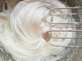 最后加入剩下的20g细砂糖，用电动打蛋器高速打发至提起打蛋器，打蛋器上的尖角坚挺竖立不弯。