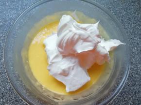 打发好的蛋白取三分之一加入到蛋黄糊里面，用硅胶刮刀采用切拌和翻拌的方法混合均匀。