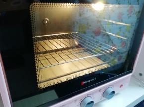 烤箱上下管160度预热。