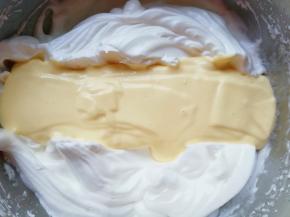 再把混合好的蛋黄糊倒回剩下的三分之二蛋白里面，继续混合均匀。