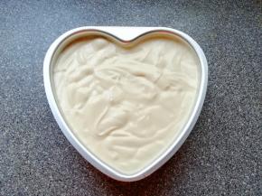 准备好8寸的爱心活底模具，从模具中间开始，慢慢倒入蛋糕糊，倒完之后从高处垂直摔几下震出大气泡。