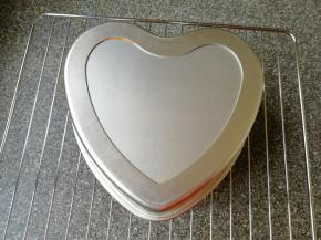 时间到，从烤箱里取出蛋糕，垂直摔一下震出热气，倒扣在晾网上，凉透之后脱模。