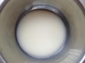  先来制做中种面团:温水加入干酵母和盐混合均匀。