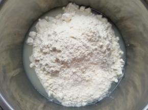 加入高筋面粉。